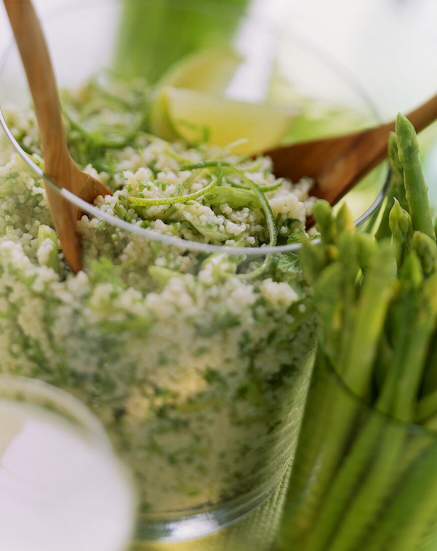 Kräuter-Couscous zu grünem Thai-Spargel