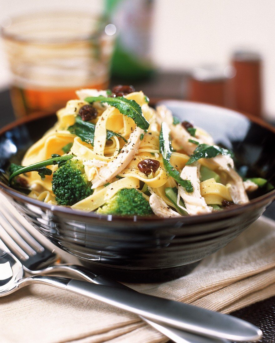 Tagliatelle al pollo (Bandnudeln mit Hähnchen und Brokkoli)