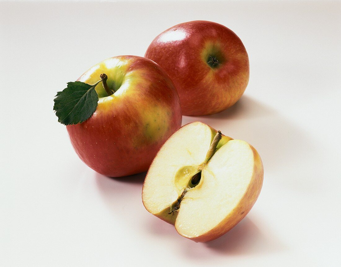 Äpfel der Sorte Gala Royal (ein halber und zwei ganze)