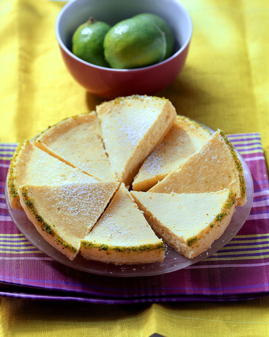 Fischkäse-Limetten-Torte, bereits in Stücke geteilt