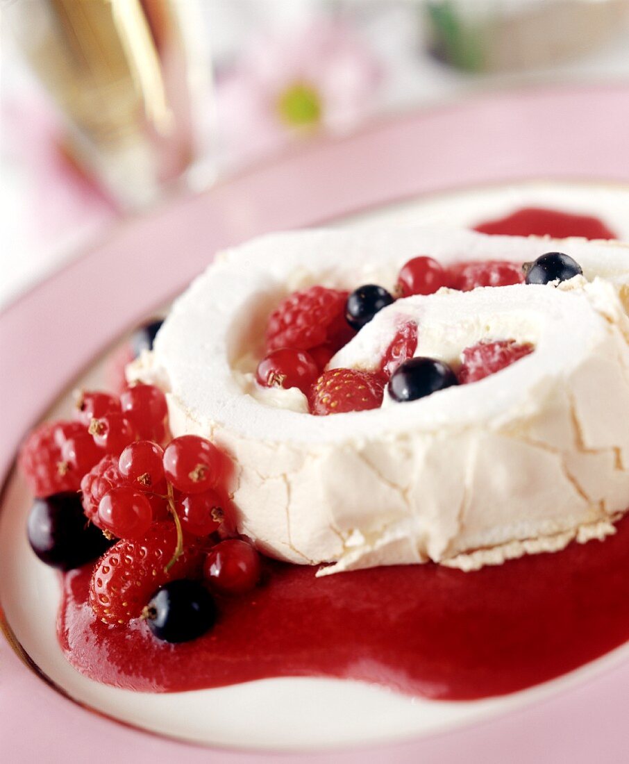 Meringue roll with berries