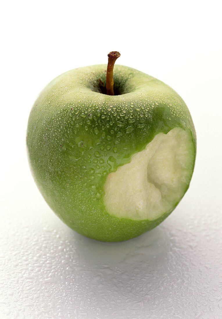 Ein angebissener Apfel der Sorte Granny Smith