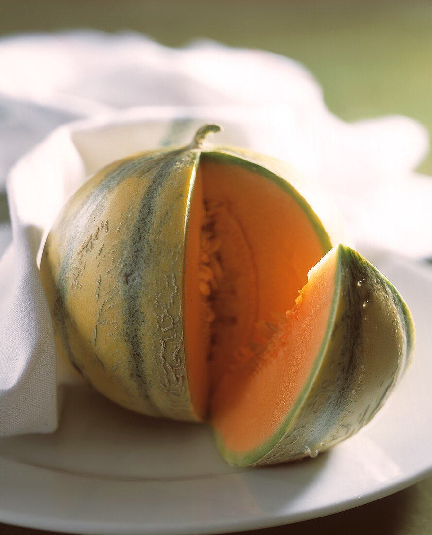 Eine angeschnittene Charentais-Melone