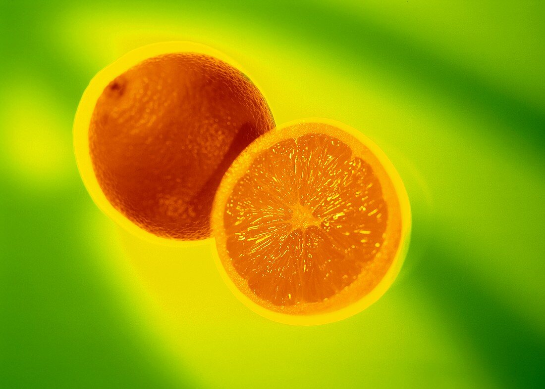 Eine Orangenhälfte und eine ganze Orange
