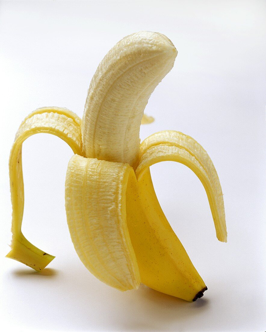 Eine Banane, halb geschält