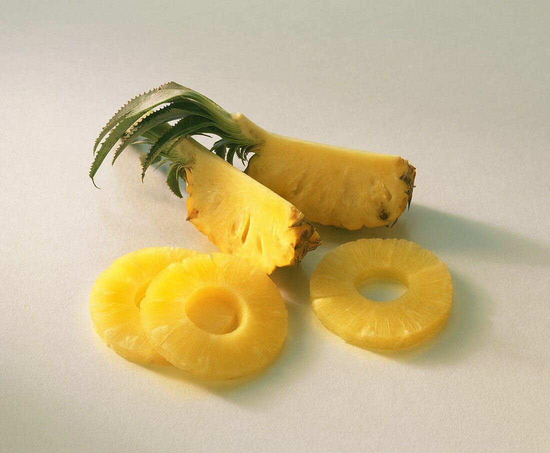 Ananasschnitze und Ananasscheiben