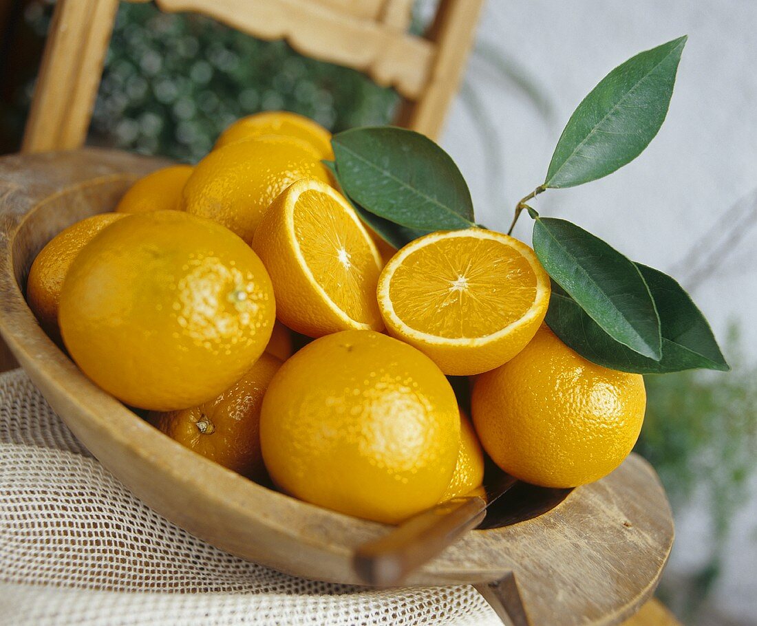 Oranges with leaves in a bowl