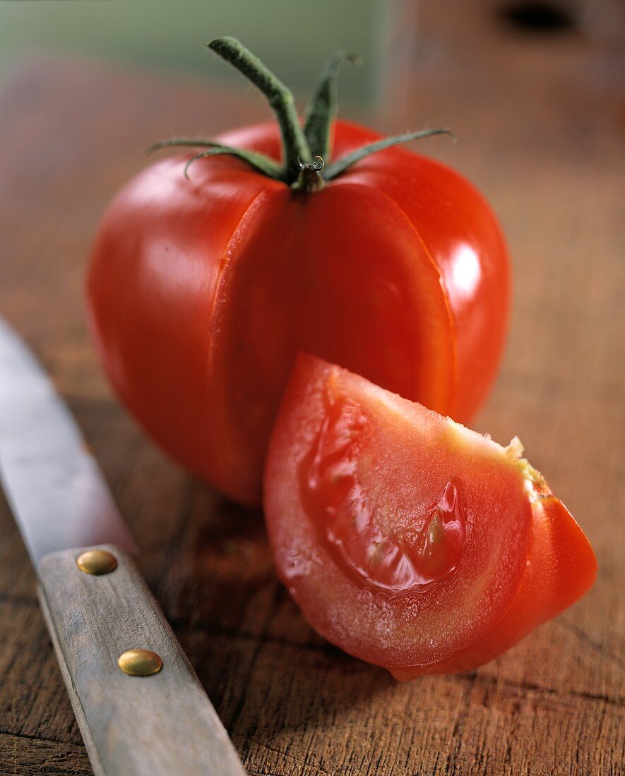 Angeschnittene Tomate und Tomatenschnitz
