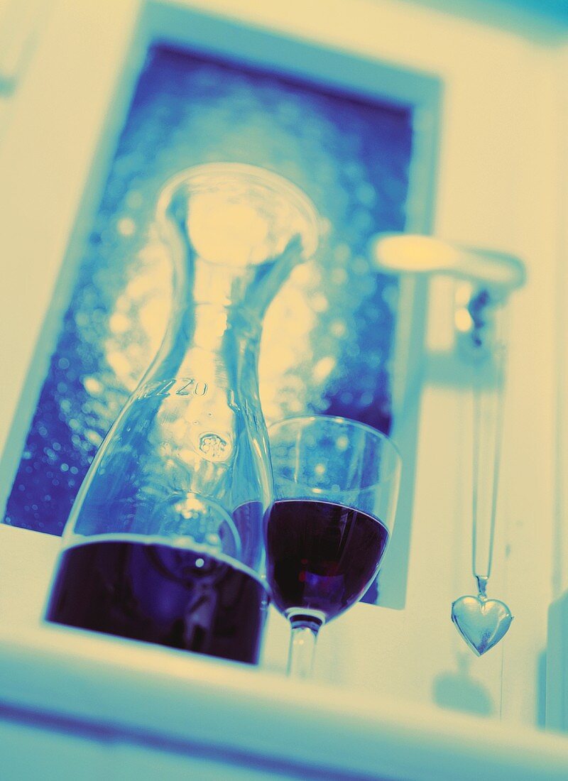 Rotwein in Karaffe und im Glas