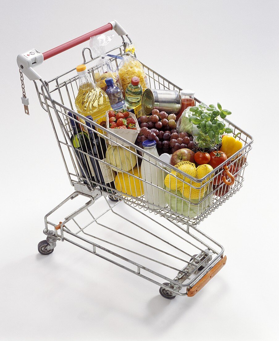 Einkaufswagen mit verschiedenen Lebensmitteln