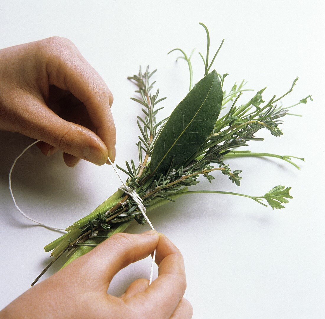 Tying a bunch of herbs with a thread