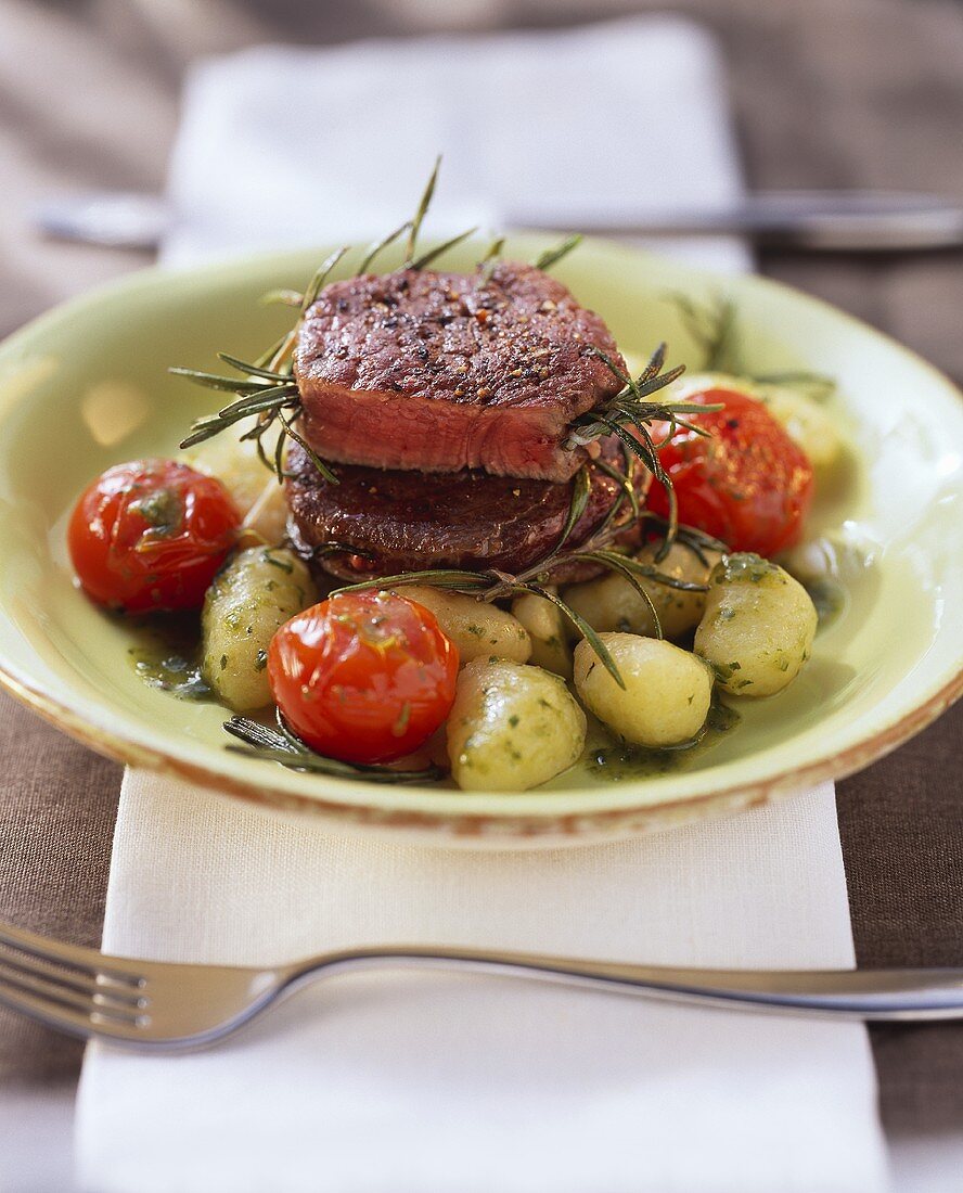 Straussenmedaillons mit Rosmarin auf Gnocchi