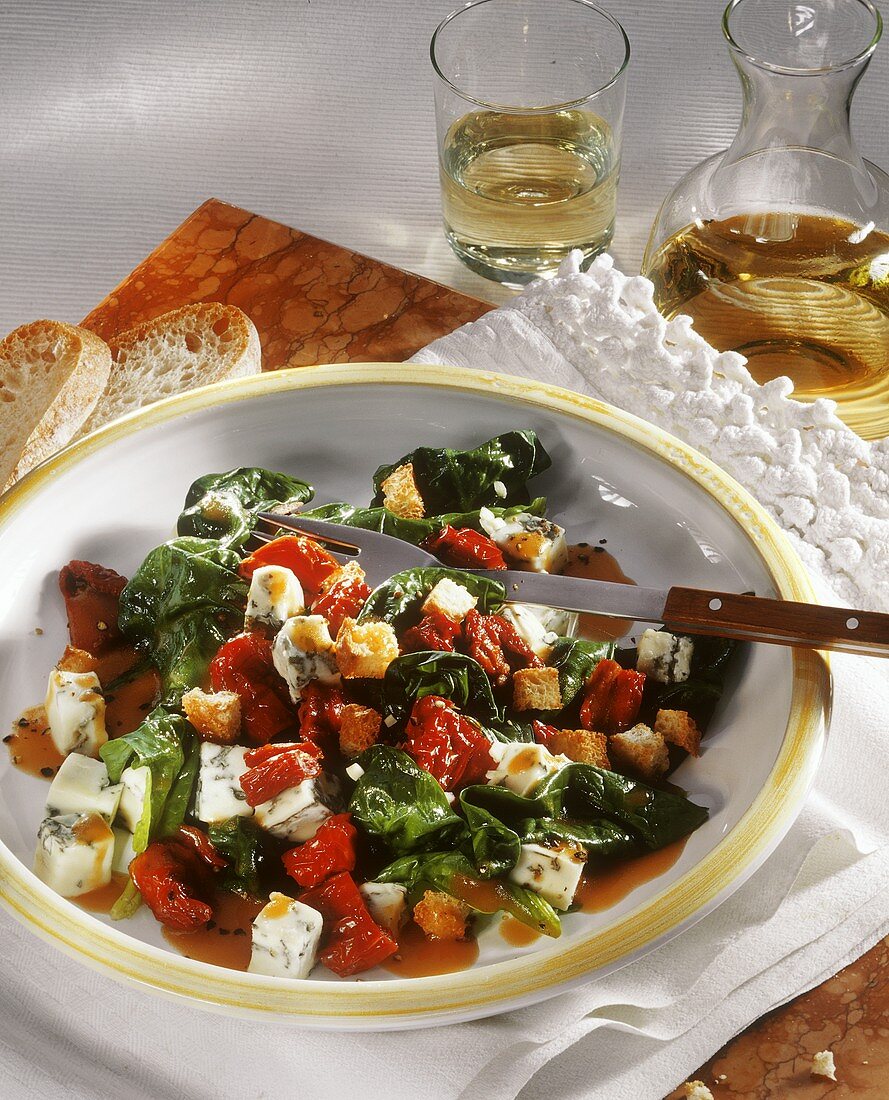 Spinat-Tomaten-Salat mit Gorgonzola