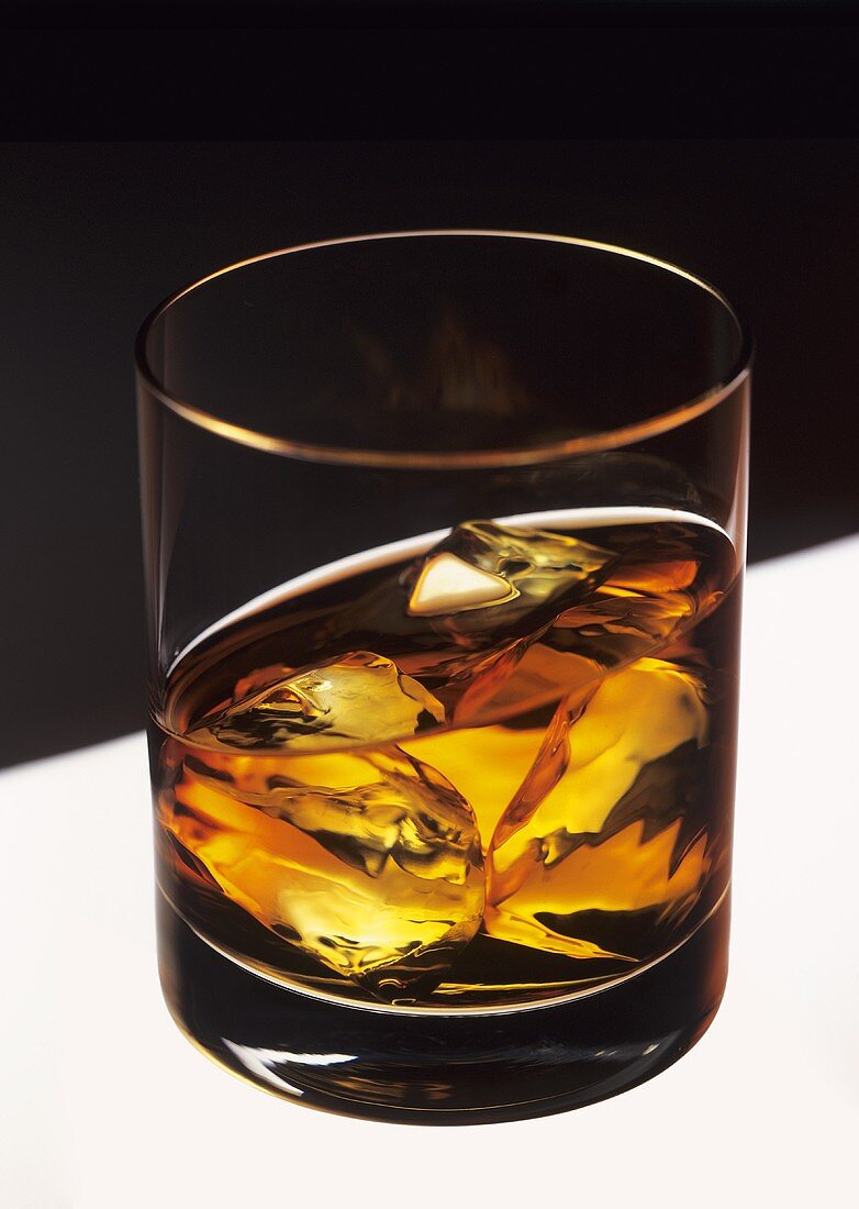 Ein Glas Whisky mit Eiswürfeln