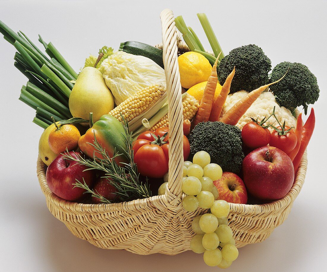 Obst und Gemüse in einem Weidenkorb