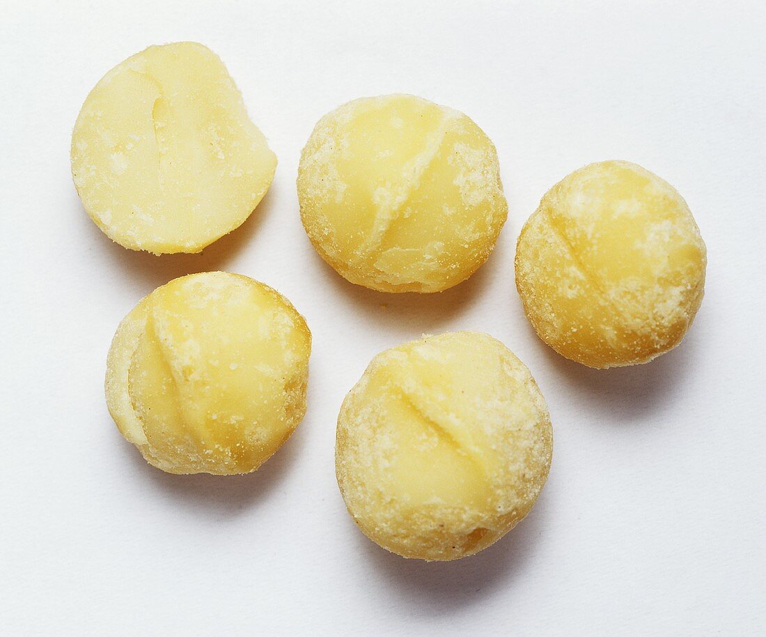 Shelled macadamia nuts
