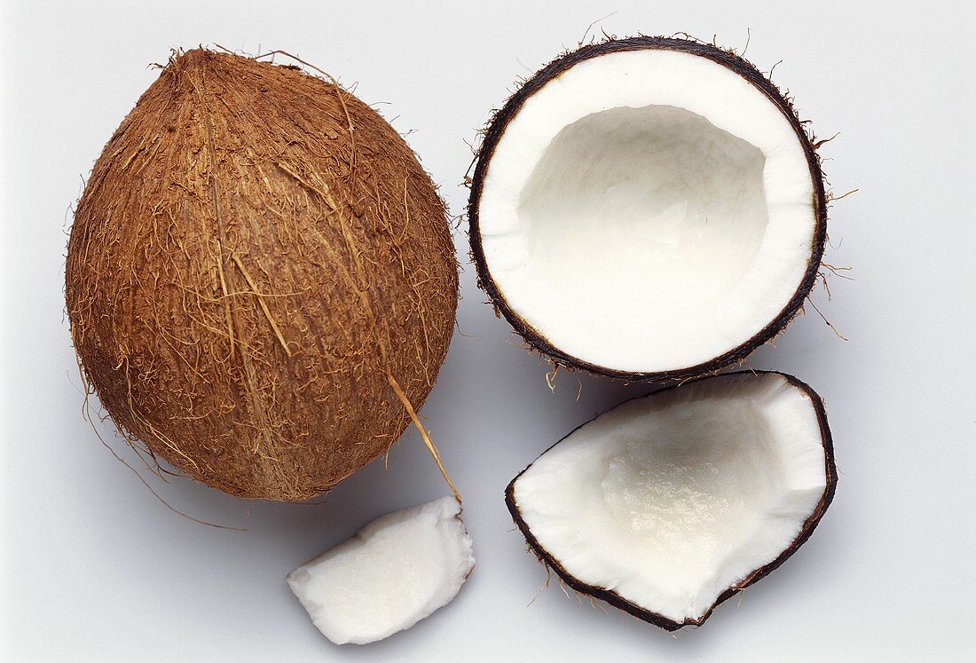 Kokosnuss, Kokosnusshälfte und Kokosnussstücke