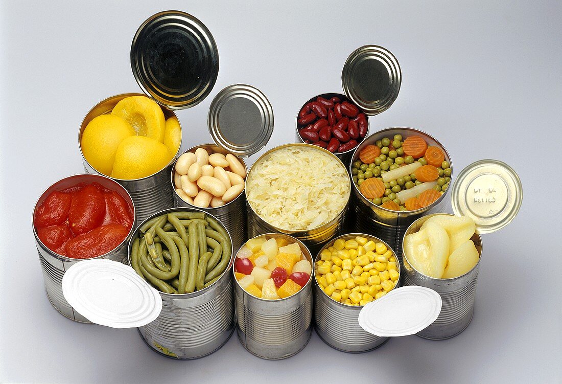 Gemüse und Obst in geöffneten Konservendosen