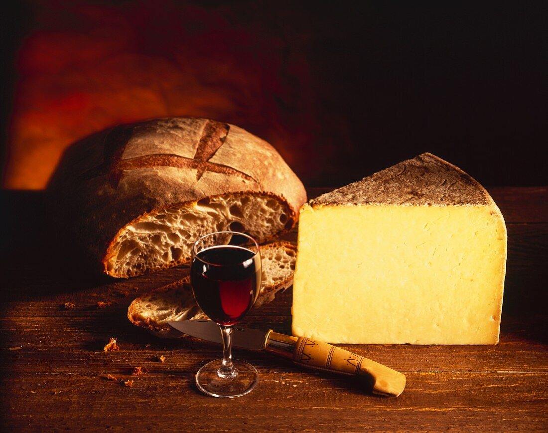 Stillleben mit Cantal Käse, Brot und Rotwein