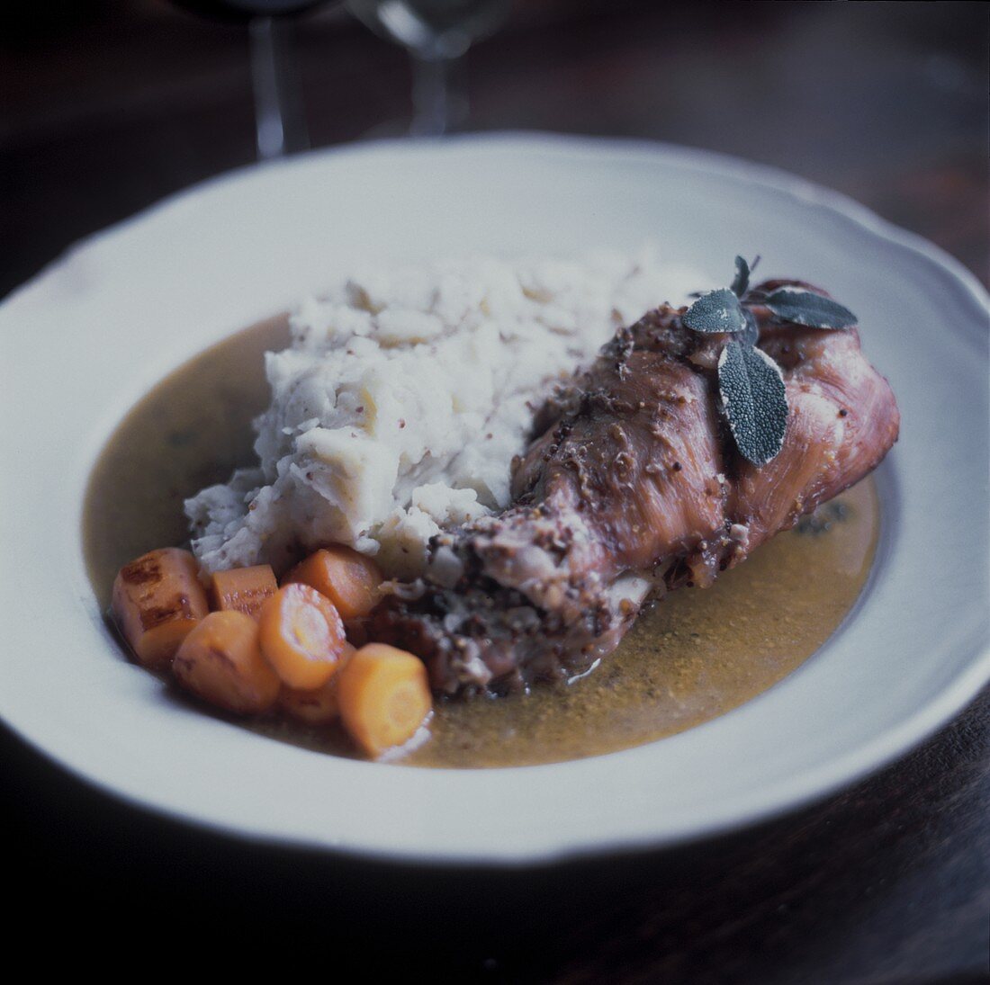 Kaninchen mit Möhren und Kartoffelbrei