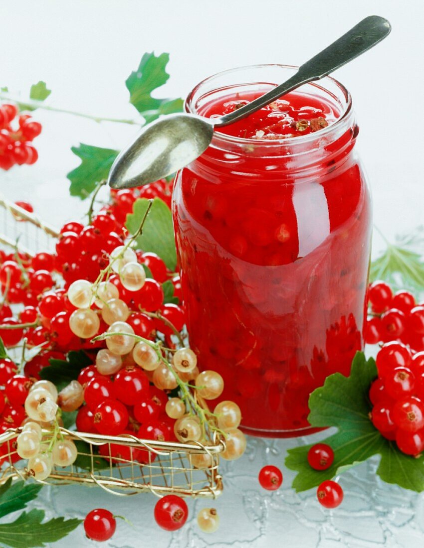 Bottled redcurrants with red pepper