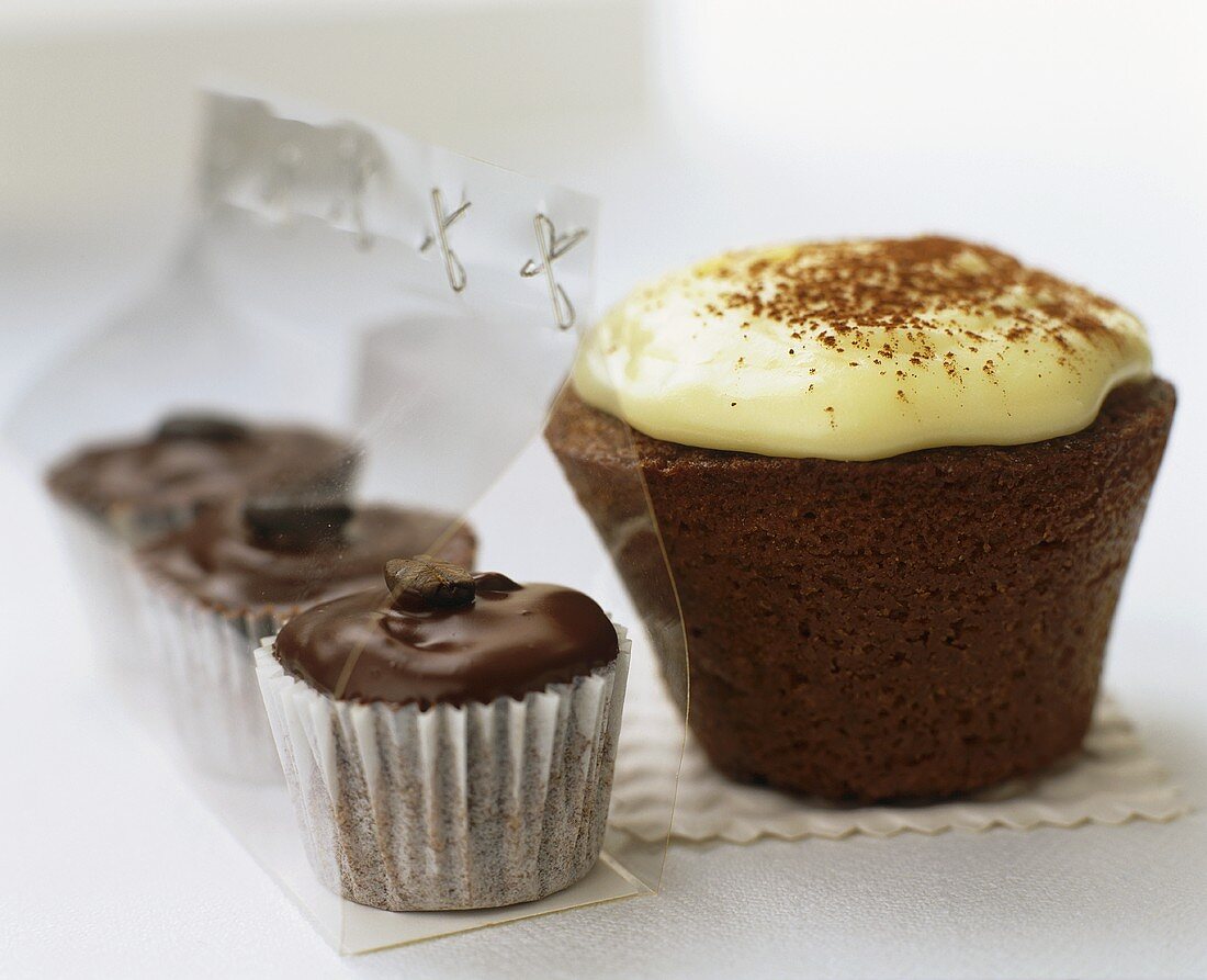 Ein grosser Cappuccino-Muffin und kleine Espresso-Muffins