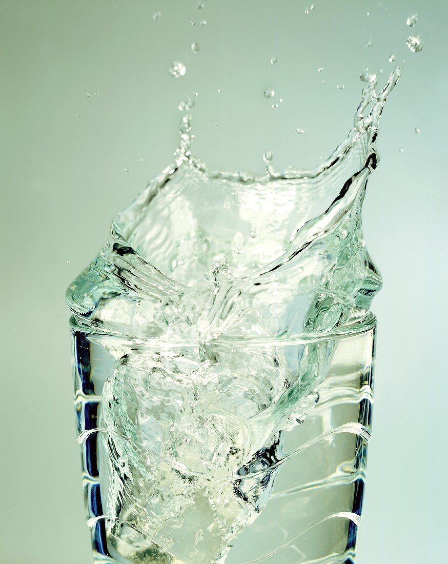 Wasser spritzt aus dem Glas