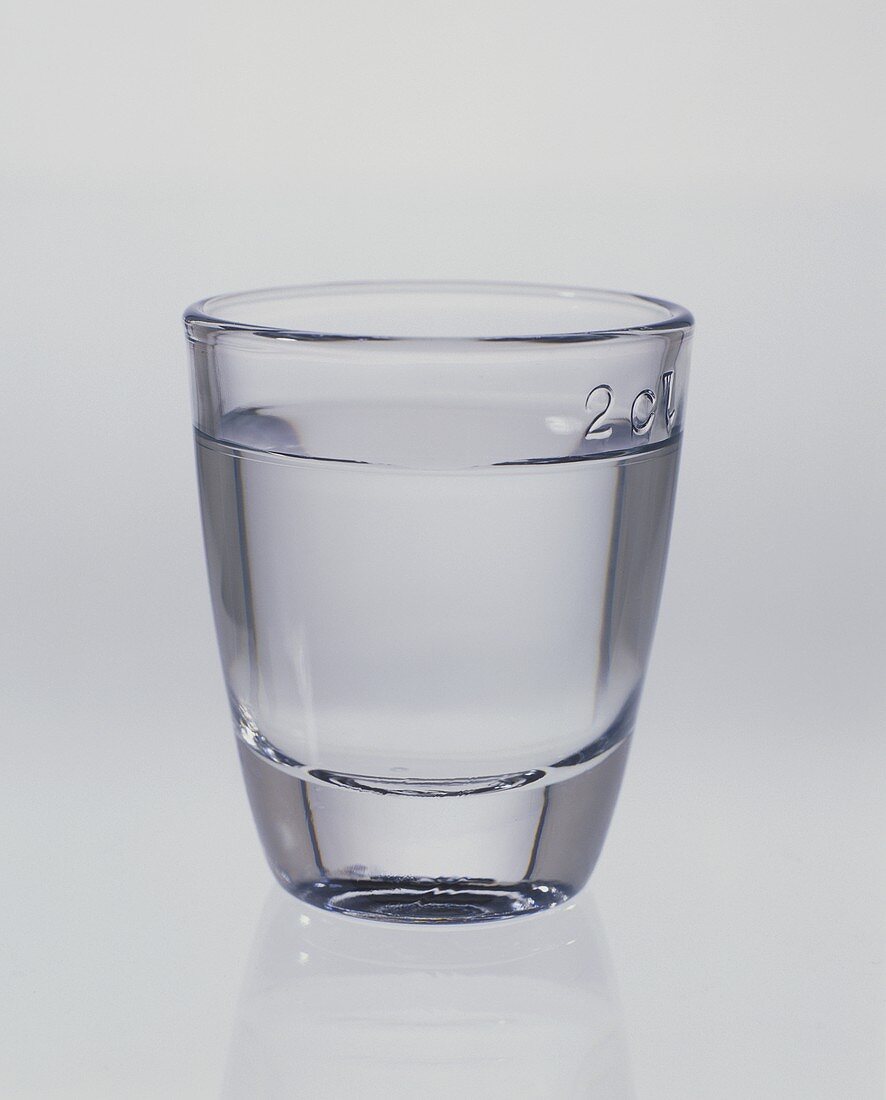 Ein Glas mit klarem Schnaps
