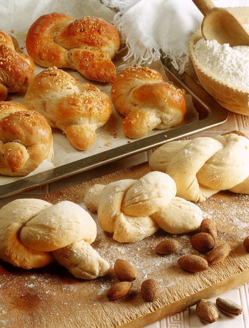 Yeast cakes with almonds
