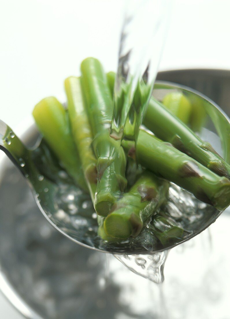 Refreshing boiled green asparagus with cold water