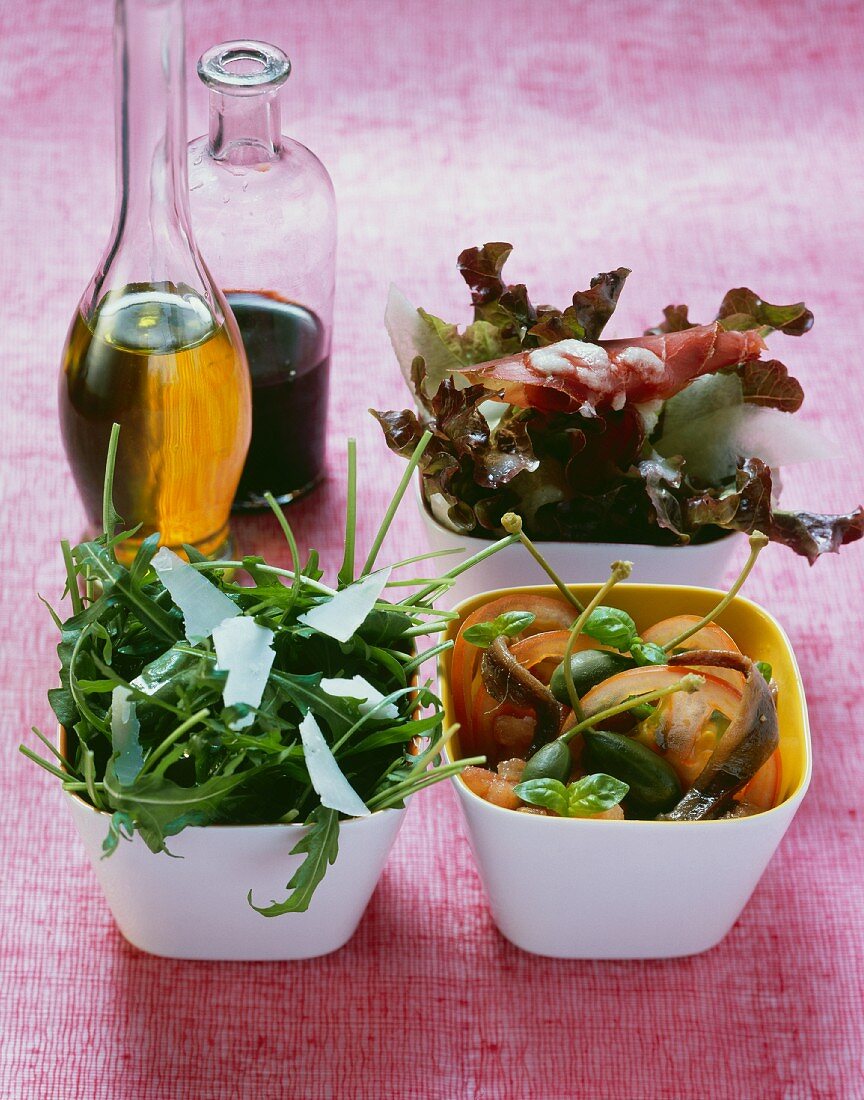 Rucolasalat, Tomaten-Sardellen-Salat und Eichblattsalat