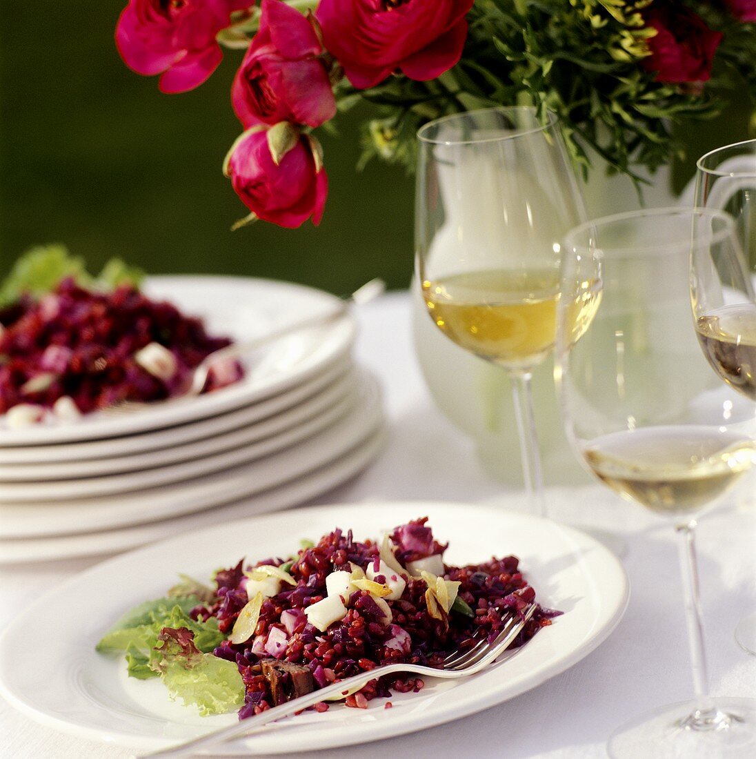 Rotkohl-Getreide-Salat mit Apfel und fritiertem Knoblauch