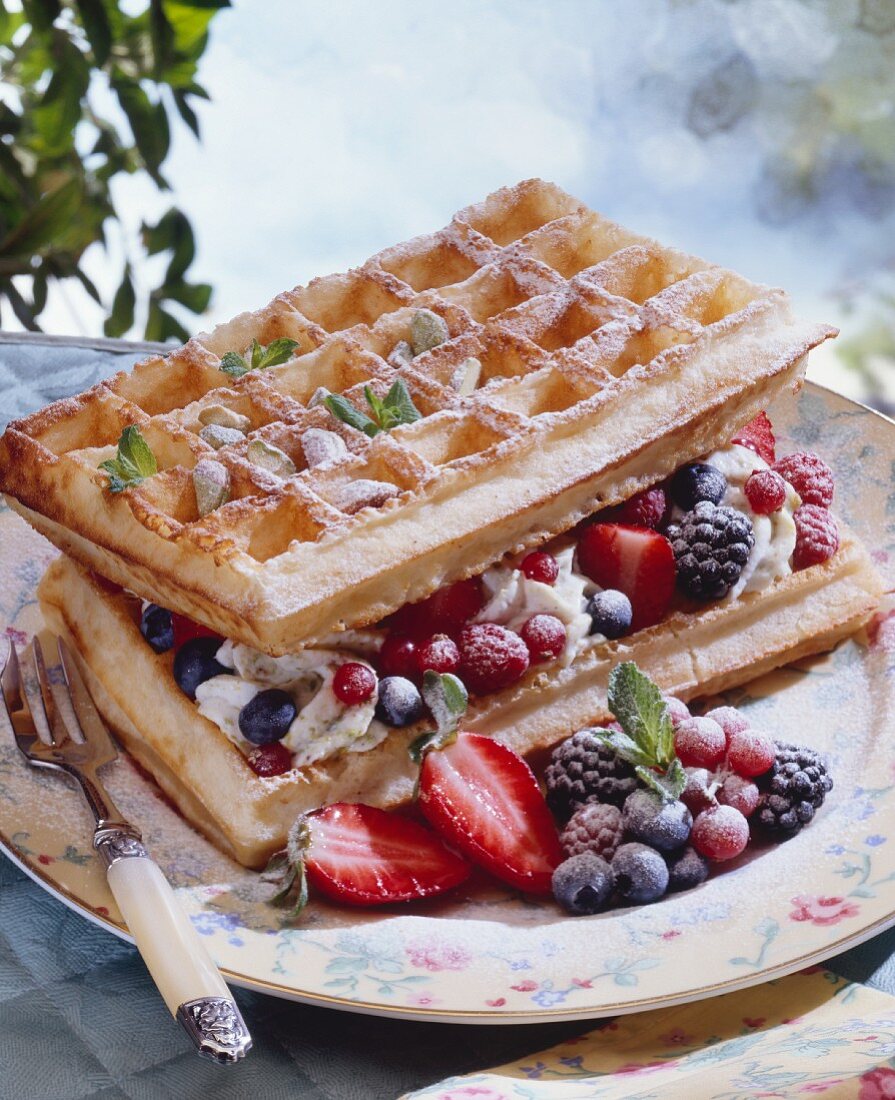 Frische Waffeln mit Beerenfüllung und Minzesahne