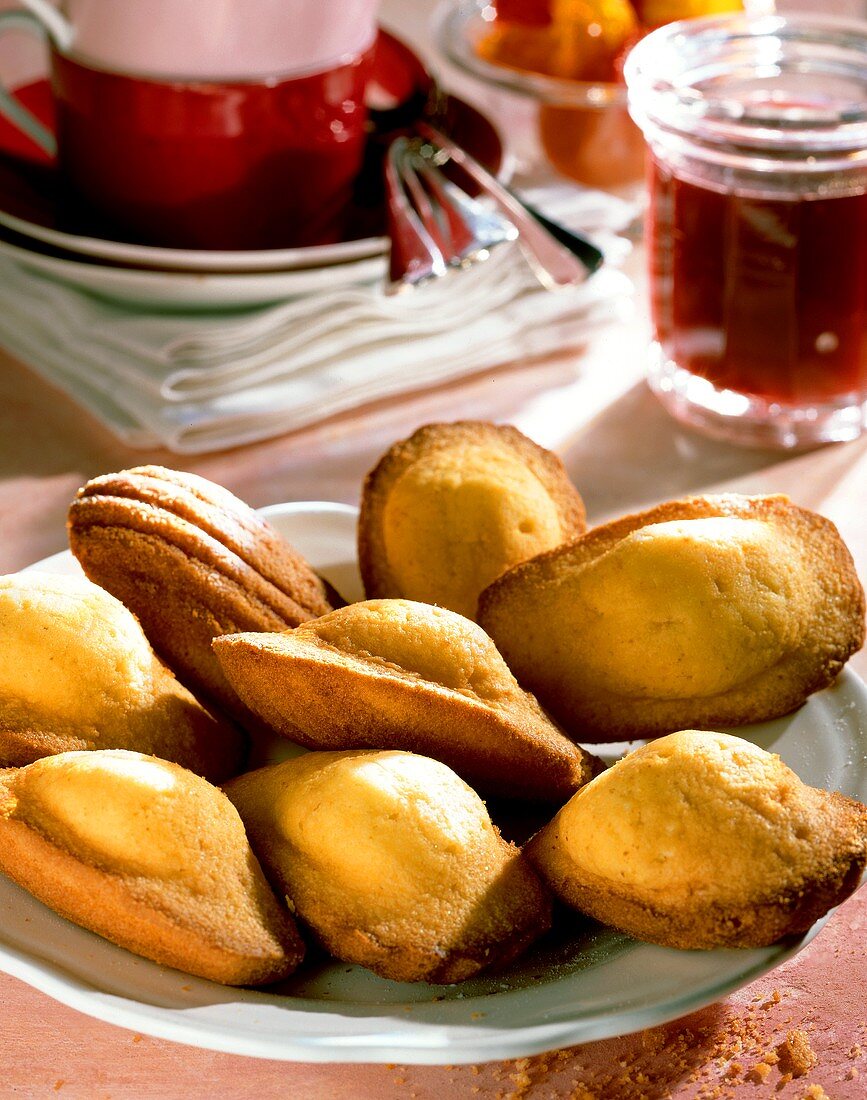 Madeleines auf Teller zum Frühstück