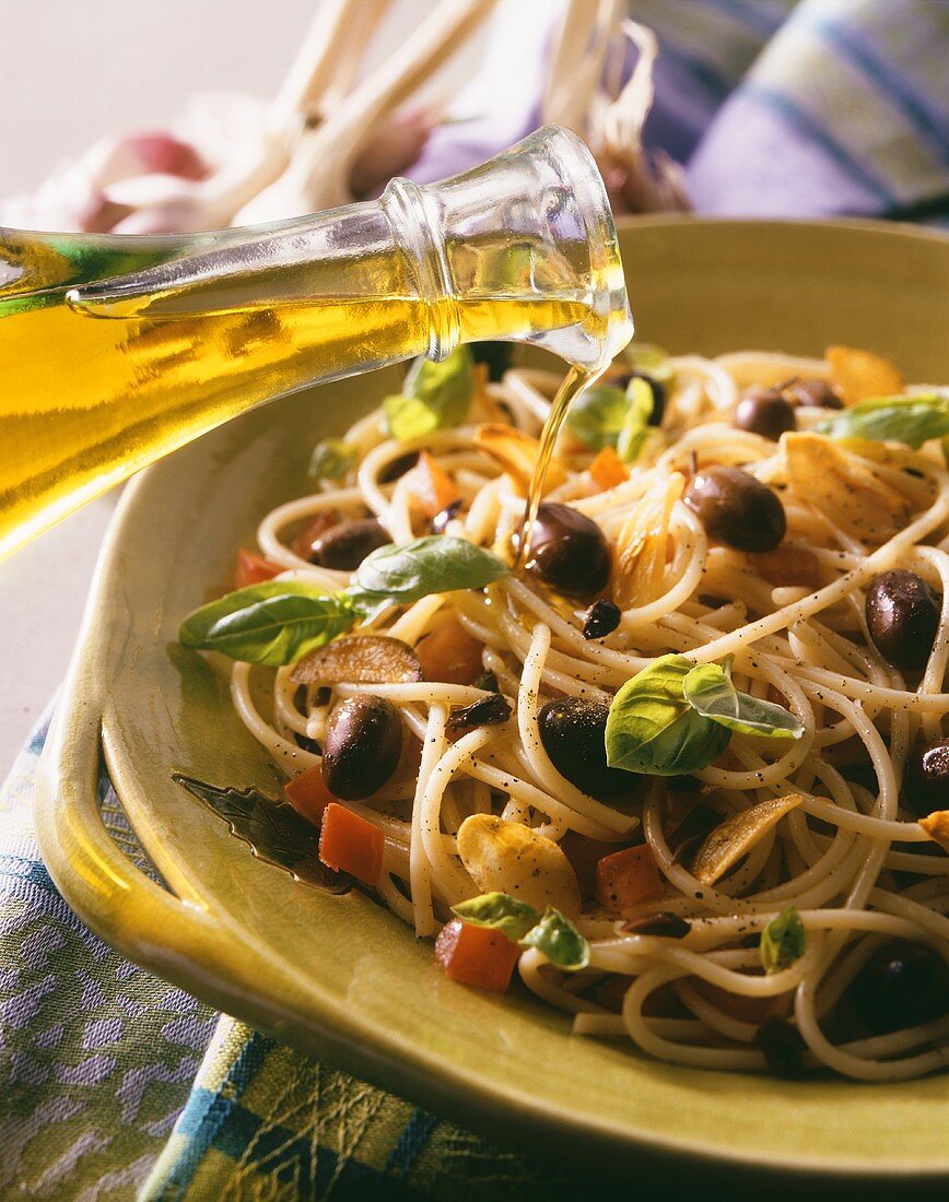 Spaghetti alla campagnola (Spaghetti mit Öl & Oliven)