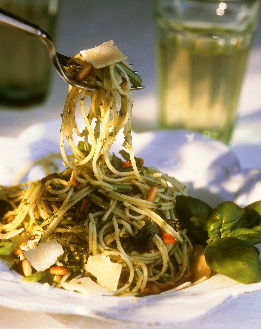 Spaghetti al pesto genovese (Spaghetti mit Basilikumpesto)