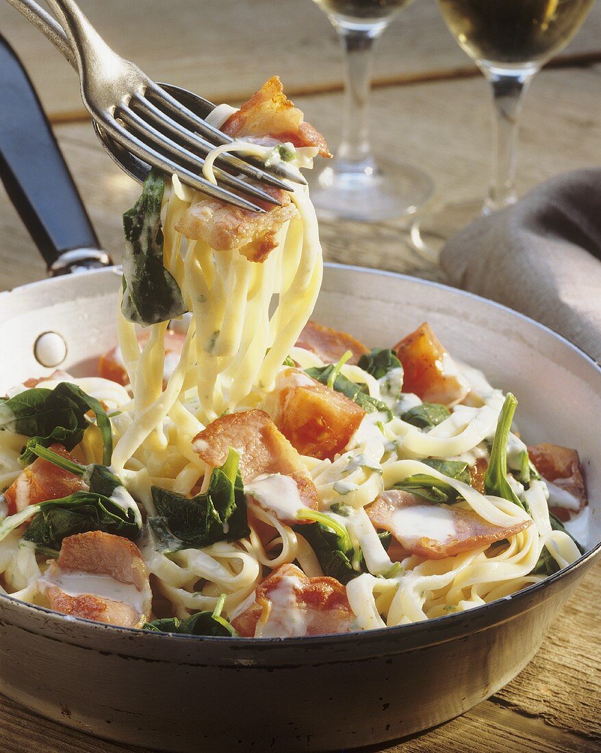 Tagliatelle mit Spinat, Tomaten und Speck