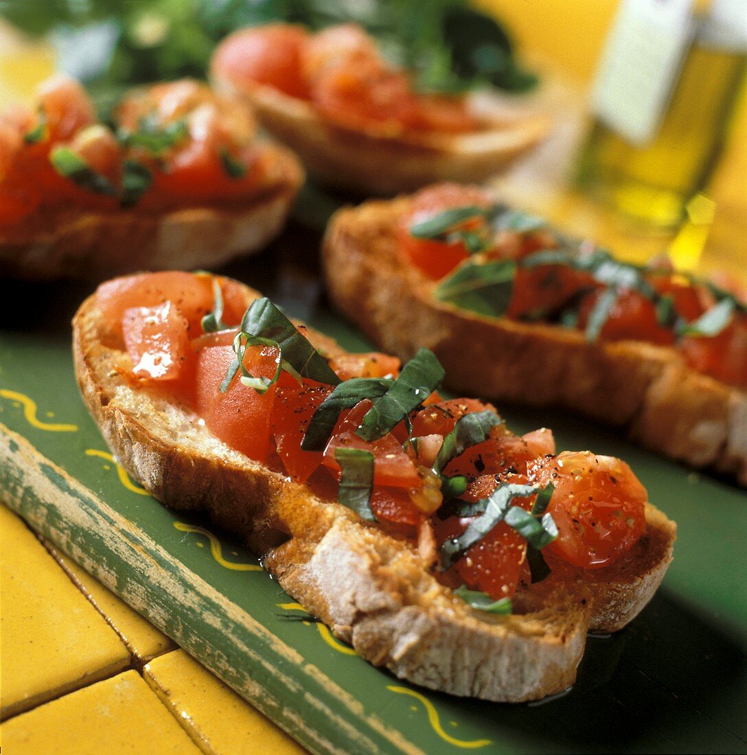 Bruschette (Röstbrot mit Tomaten und Basilikum, Italien)