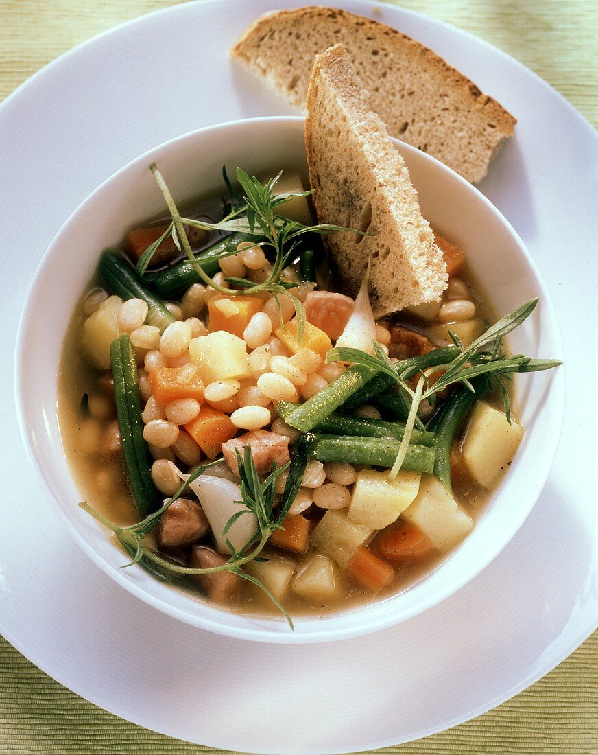 Bohnensuppe mit Schinkenwürfeln, Rosmarin und Knoblauch