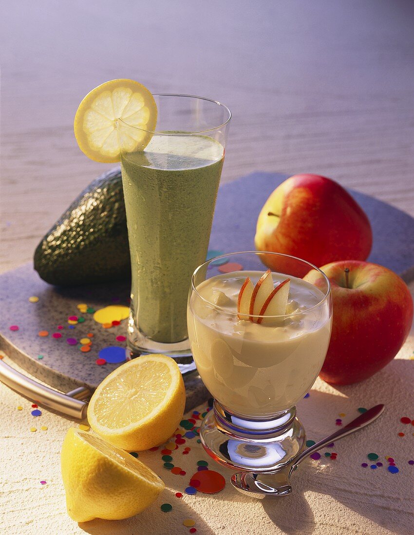 Muntermacher: Apfel-Joghurt-Drink und Avocado-Spinat-Drink