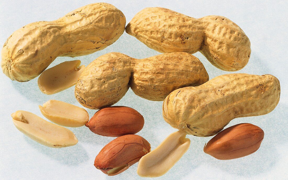 Peanuts with and without shells