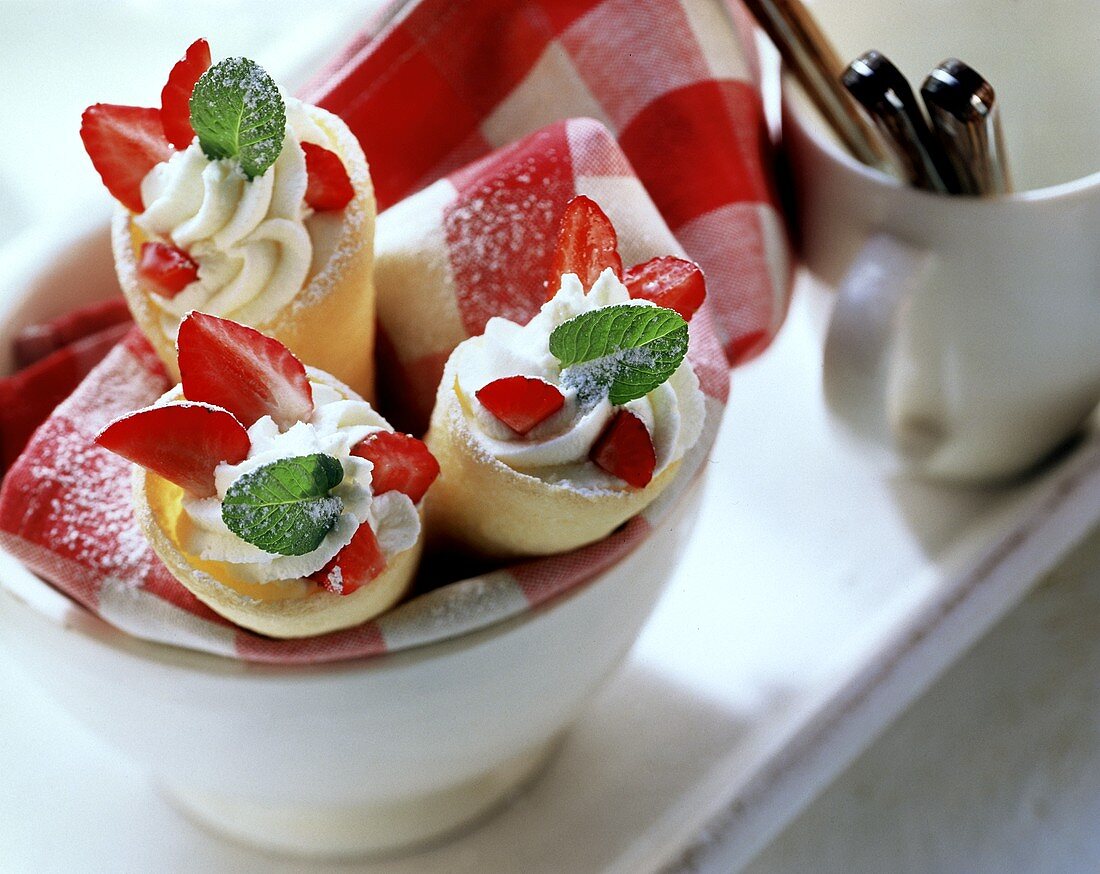 Cream horns with strawberries
