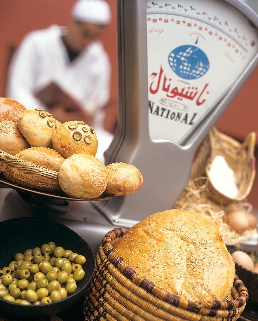 Brot, Brötchen und Oliven in einem marokkanischen Geschäft