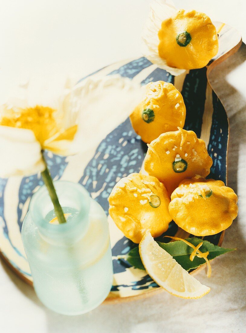 Mini Patissons mit Zitrone in Kräuterbutter (Südafrika)