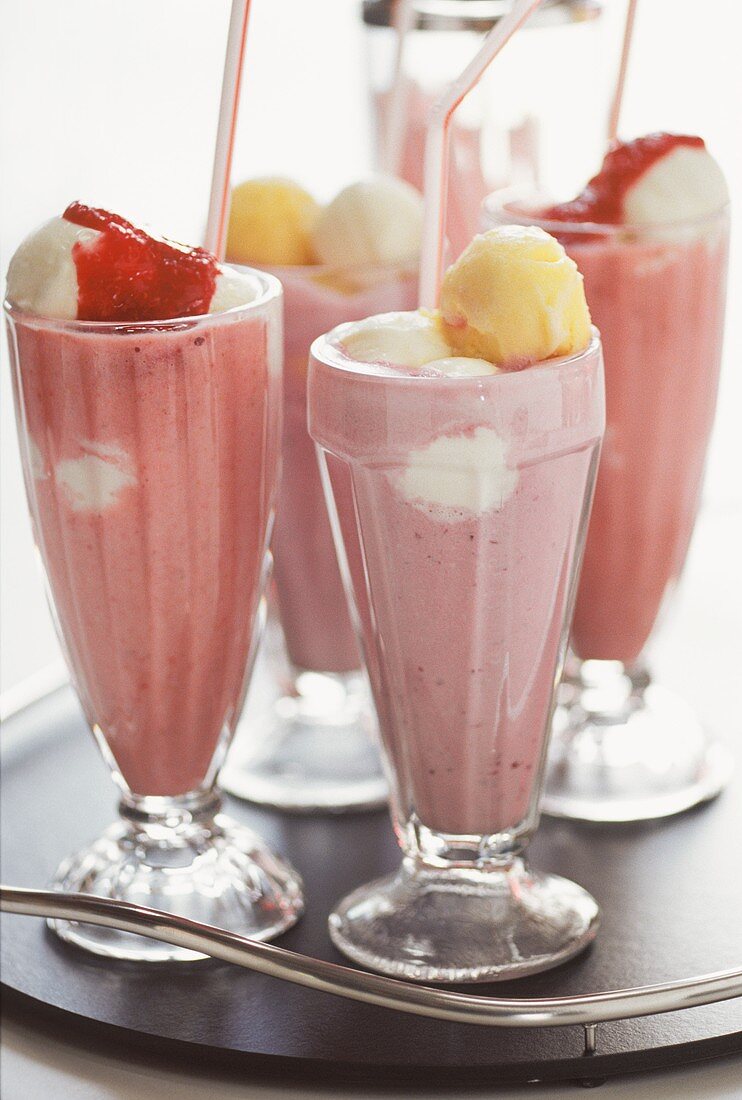 Erdbeer-Milchshakes mit Eiskugeln