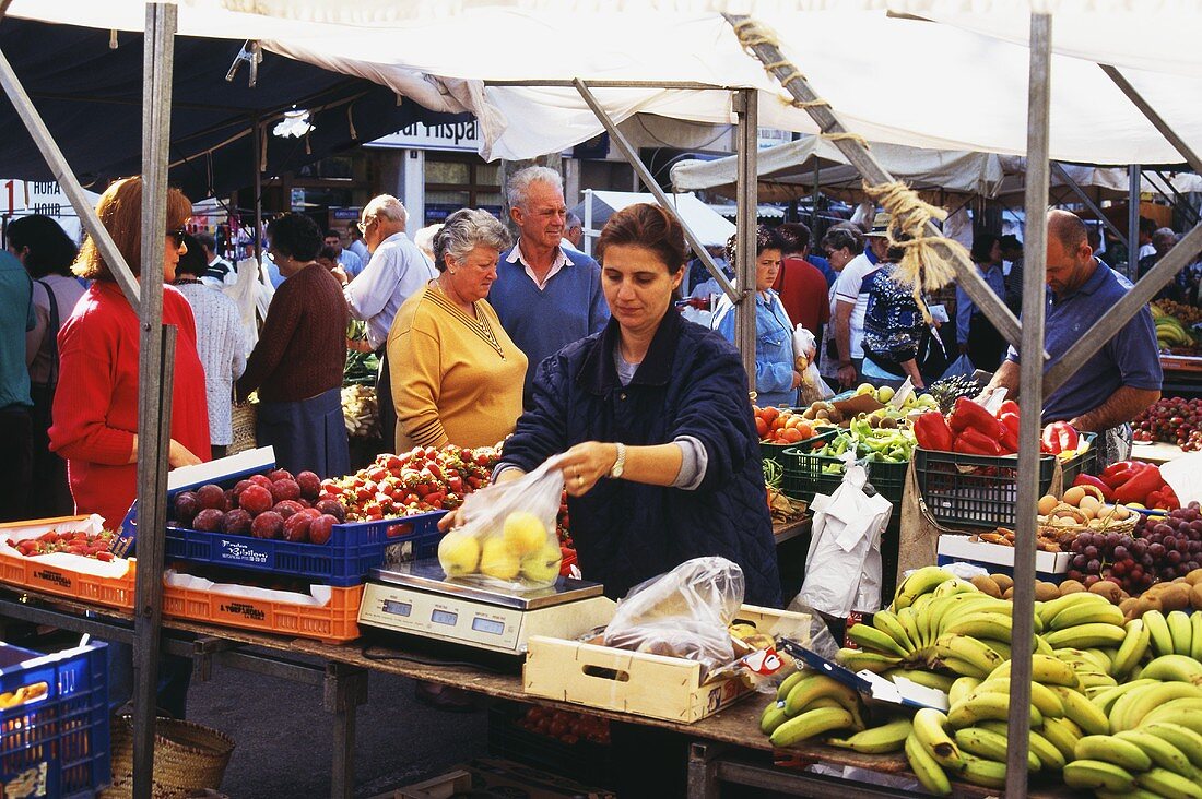 Obst- und Gemüsestand auf einem Markt auf Mallorca