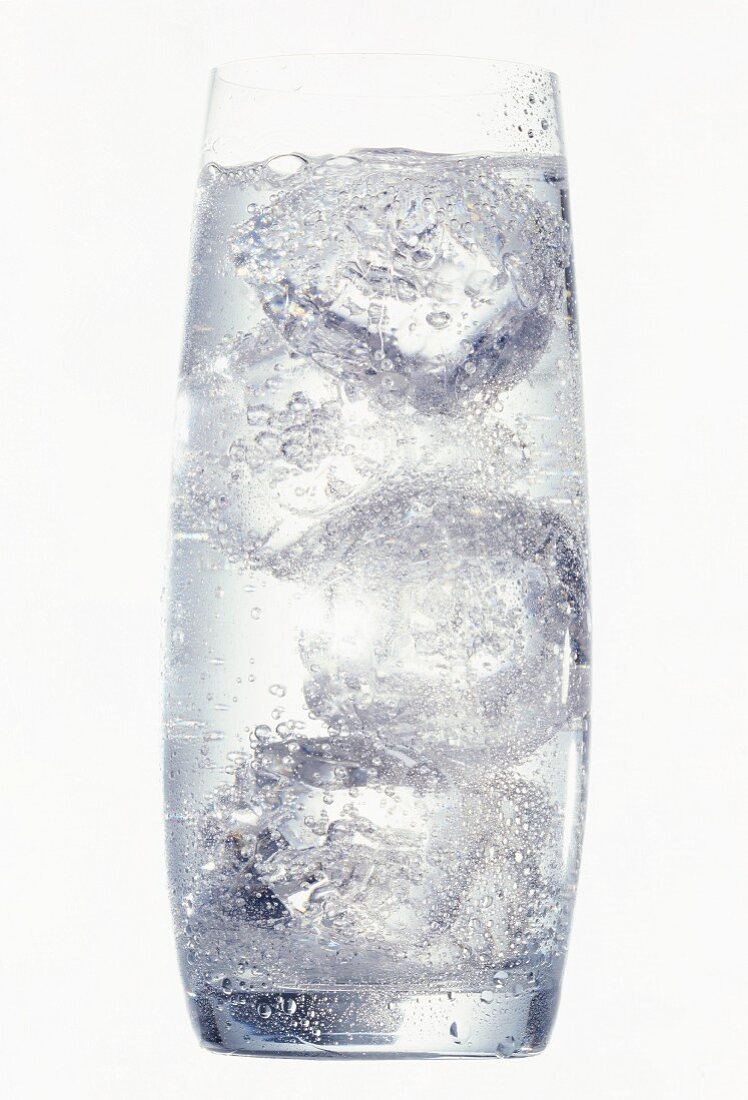 Ein Glas Mineralwasser mit Eiswürfeln