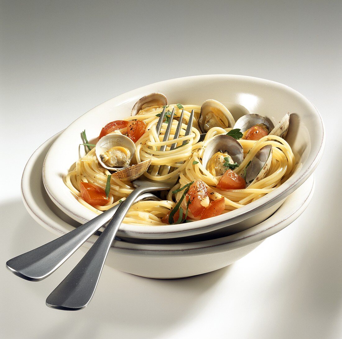 Spaghetti alle vongole (Spaghetti with tomatoes & clams)