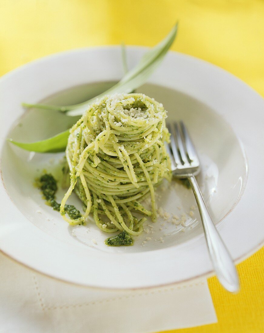 Spaghetti al pesto verde (Spaghetti mit Bärlauchpesto)