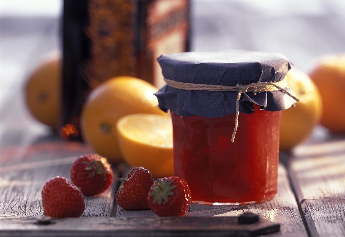 Erdbeermarmelade, verfeinert mit Orangenzesten